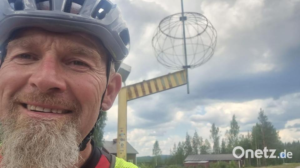 Polarkreis-Selfie. Josef Reger nutzt diese geografische Besonderheit für einen Fotostopp. Bild: Josef Reger
