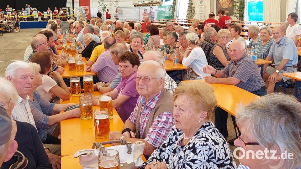 Die älteren Schmidgadener freuen sich über die Einladung zum Seniorennachmittag im Festzelt. Bild: jua