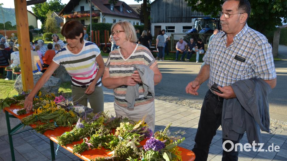 Vor dem Kreuzfest boten Ministranten bunte und duftende Kräutersträuße an, die zu Mariä Himmelfahrt gesegnet werden und Schutz bringen. Bild: dob
