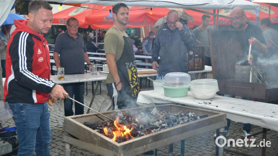 Mit etwas Verspätung wurden die Grills vor dem Rathaus angeheizt. Bild: dob