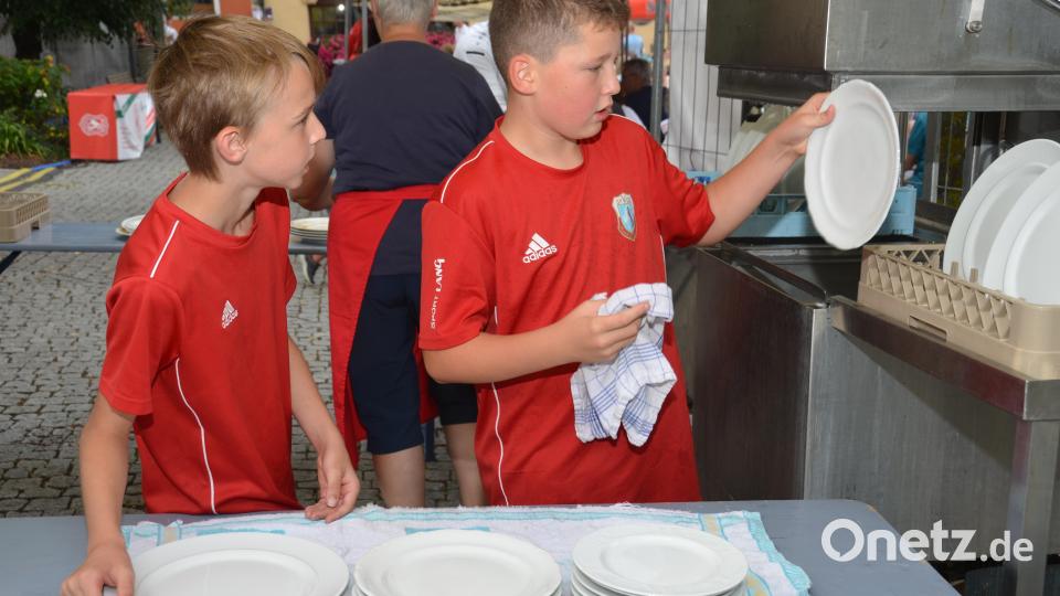 Jeder frischgewaschene Teller wird nachgetrocknet. Schon die Jüngsten lassen sich beim Altstadtfest einbinden. Bild: dob
