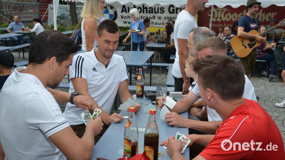 Die Jungen stehen den älteren Herrn im Schafkopf nicht nach. Bild: dob