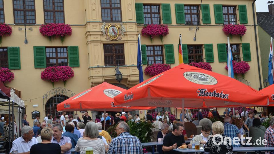 Vor dem Vohenstraußer Rathaus lässt sich einfach beim Altstadtfest der SpVgg bestens feiern. Bild: dob