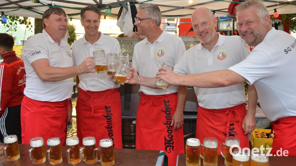 Auf ein erfolgreiches Altstadtfest 2023! Das erste Bier ist gezapft. Bild: dob