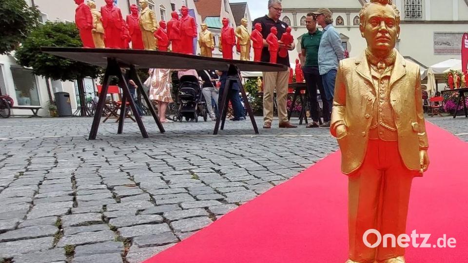 Die Installation "Unser Max" schafft ein beeindruckendes Bild vor dem Alten Rathaus in Weiden. Bild: Kunz