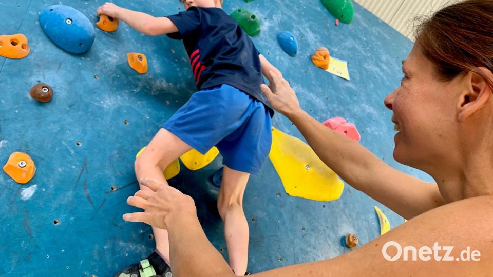 Mit Hilfe von Kursleiterin Andrea meisterten die Kinder bei der Ferienaktion &quot;Bouldern&quot; verschiedenen Kletterwände. Bild: Gabi Schönberger