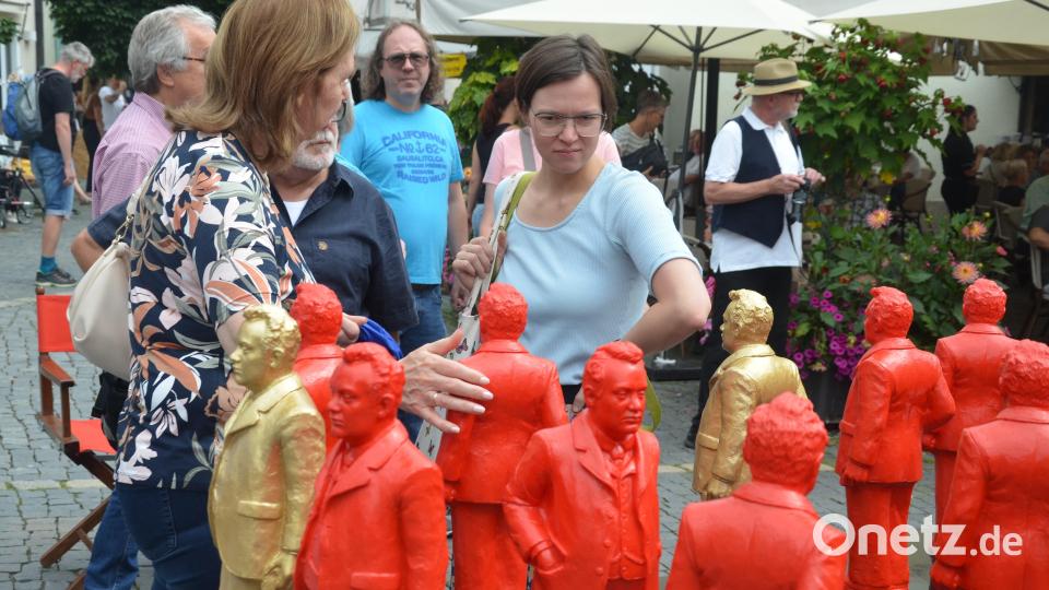 Die Installation "Unser Max" schafft ein beeindruckendes Bild vor dem Alten Rathaus in Weiden, wirft aber auch manche Frage auf. Bild: Kunz