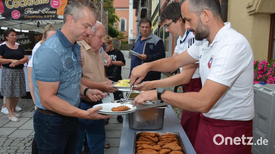 Zur Mittagszeit am Sonntag nutzten viele Besucher das Angebot zum Mittagessen vor dem Rathaus. Bild: dob