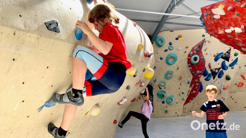 Bei der Ferienaktion &quot;Bouldern&quot; kletterten Kinder im Glashaus in Weiden. Bild: Gabi Schönberger