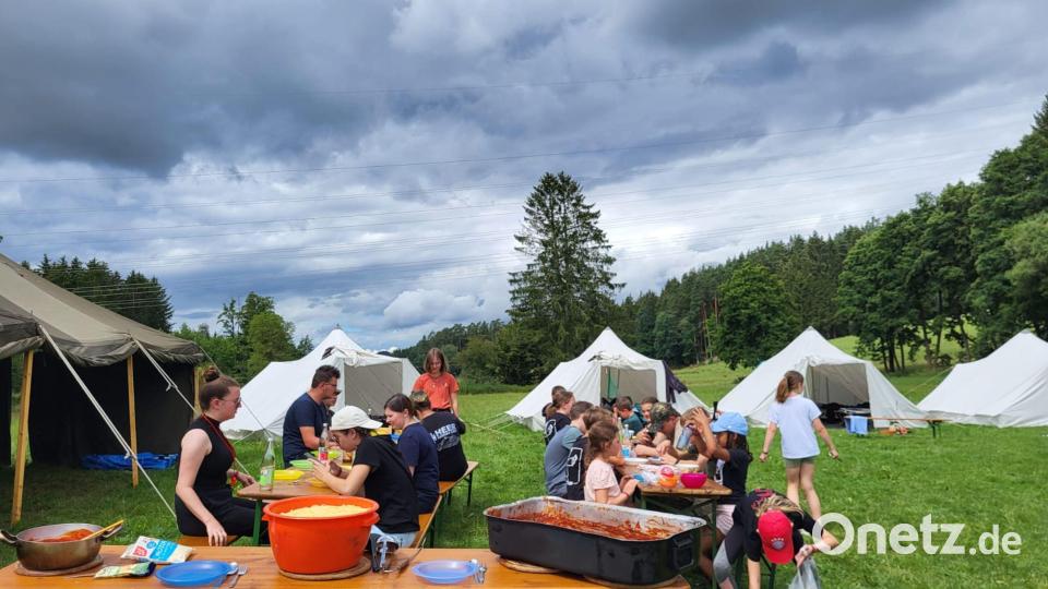 Gute Laune beim Zeltlager der Ministranten. Bild: Bastian Ach/exb