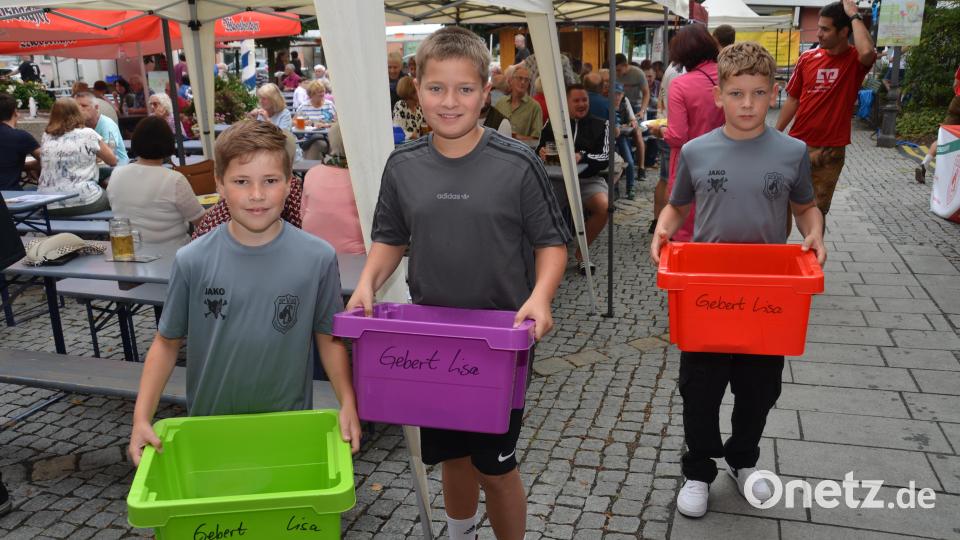 Die Nachwuchskicker wurden beim Geschirrsammeln eingespannt. Bild: dob