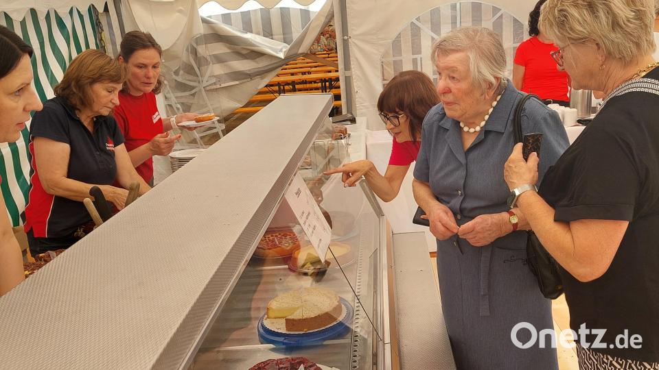 Eine reichhaltige Kuchenauswahl wartet auf die Senioren. Bild: jua