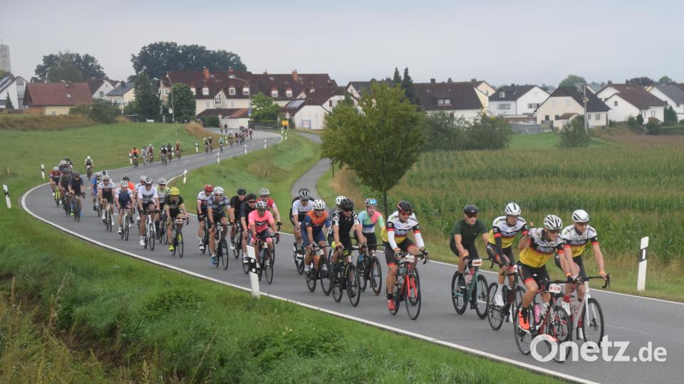 Früh um 7 Uhr war die Welt in Ordnung für die ersten Starter. Bild: fz