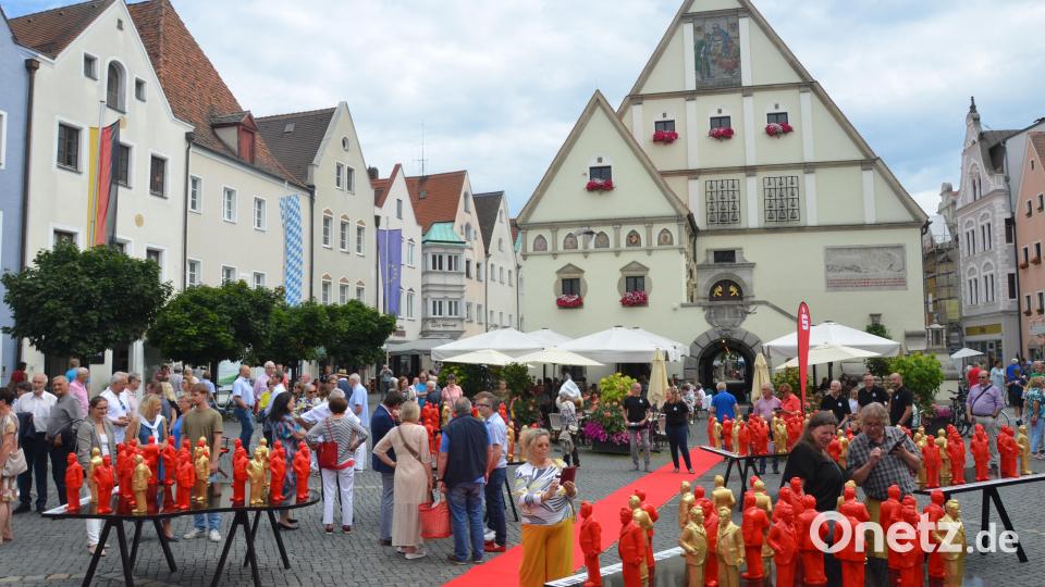 Die Installation "Unser Max" schafft ein beeindruckendes Bild vor dem Alten Rathaus in Weiden. Bild: Kunz