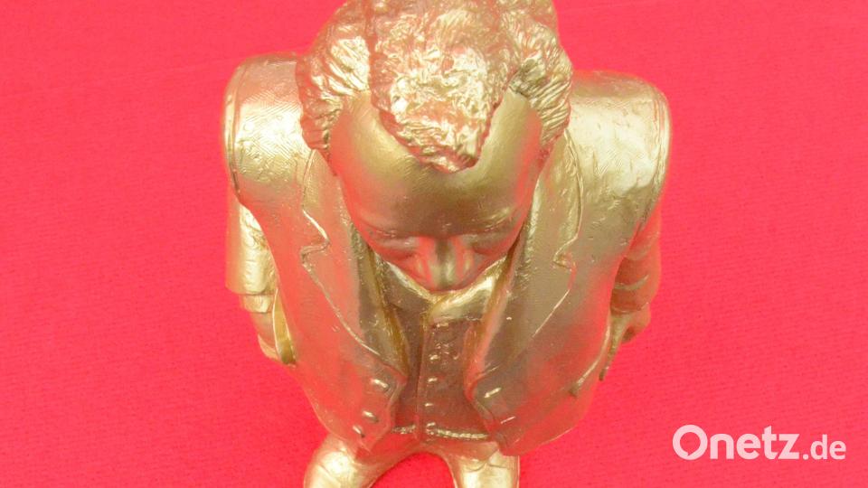 Die Installation "Unser Max" schafft ein beeindruckendes Bild vor dem Alten Rathaus in Weiden. Bild: Kunz