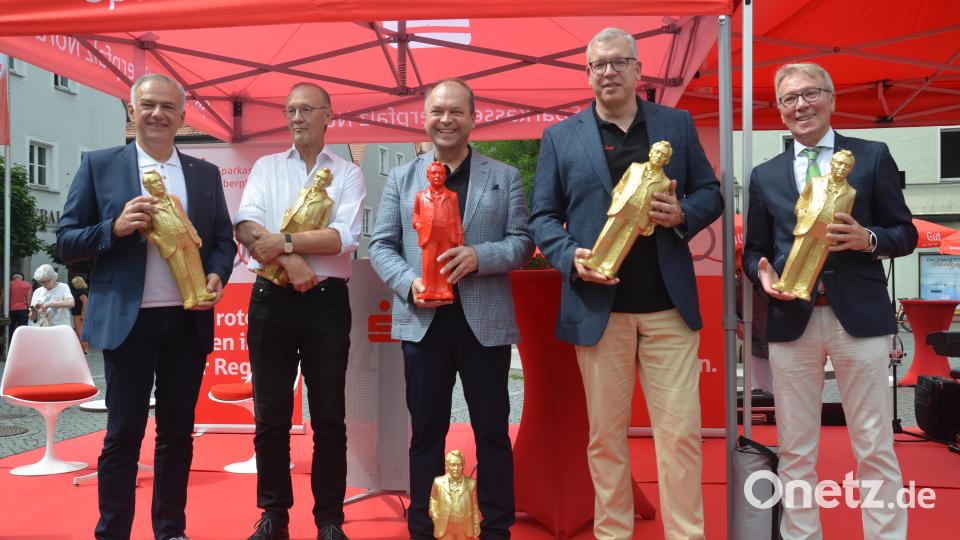 Landrat Roland Grillmeier, Konzeptkünstler Ottmar Hörl, Sparkassen-Vorstandsvorsitzender Hans-Jörg Schön, Vorstandsmitglied Jens Michael Heine und Bürgermeister Reinhold Wildenauer bei der Installation "Unser Max". Bild: Kunz