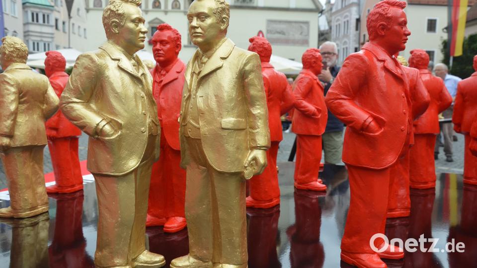 Die Installation "Unser Max" schafft ein beeindruckendes Bild vor dem Alten Rathaus in Weiden. Bild: Kunz