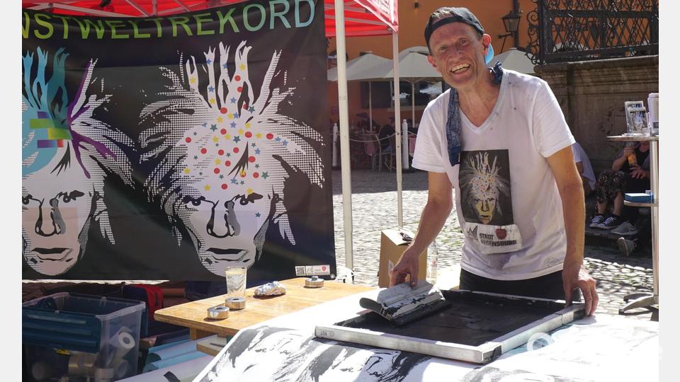 Künstler Michael Werner wagte einen Weltrekord mit Warhol-Drucken in Regensburg. Bild: Claudia Erdenreich