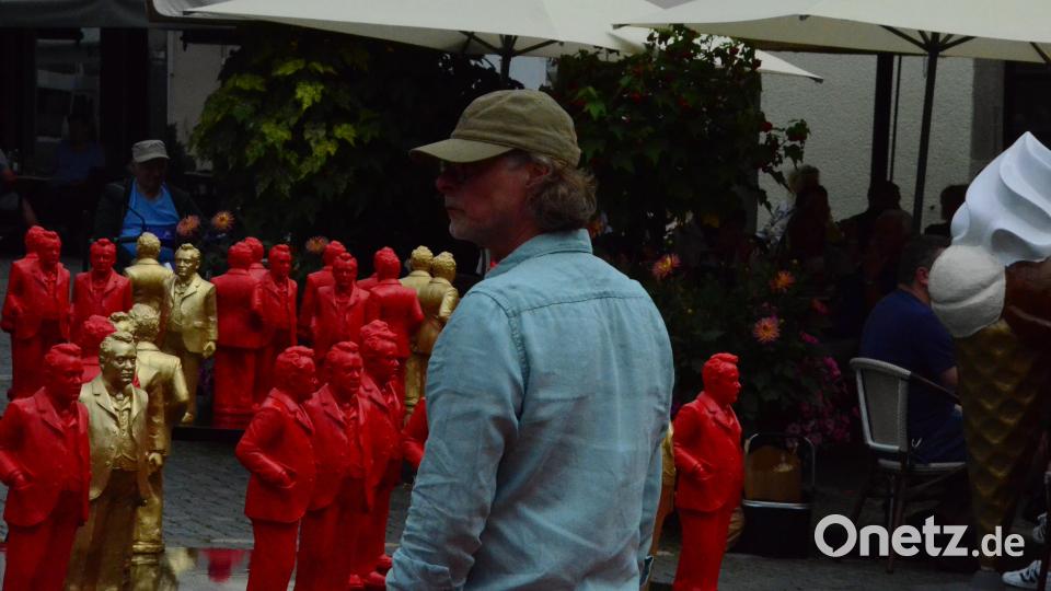 Die Installation "Unser Max" schafft ein beeindruckendes Bild vor dem Alten Rathaus in Weiden. Bild: Kunz