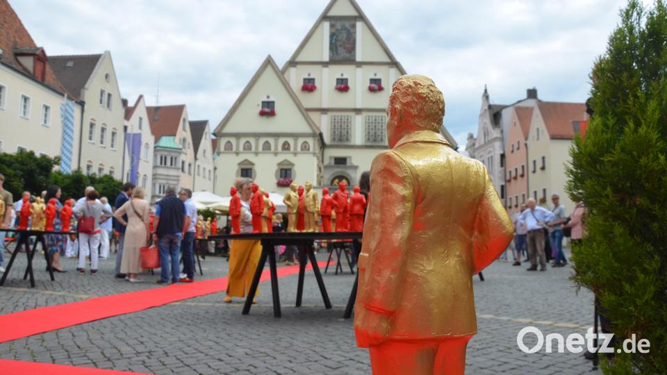 Die Installation "Unser Max" schafft ein beeindruckendes Bild vor dem Alten Rathaus in Weiden. Bild: Kunz