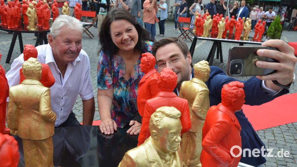 Die Installation "Unser Max" schafft ein beeindruckendes Bild vor dem Alten Rathaus in Weiden. Bild: Kunz