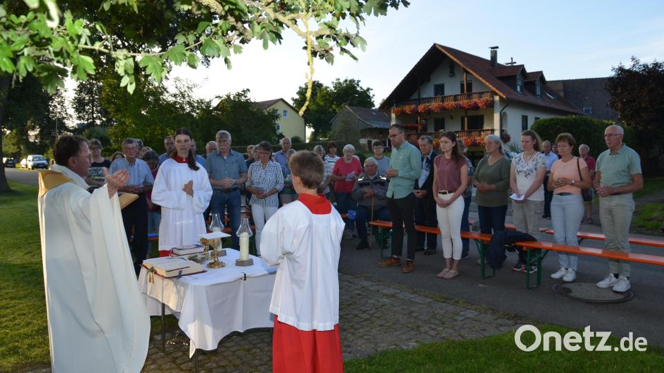 Dekan Alexander Hösl feierte mit vielen Besuchern inmitten des Dorfes das Kreuzfest. Bild: dob