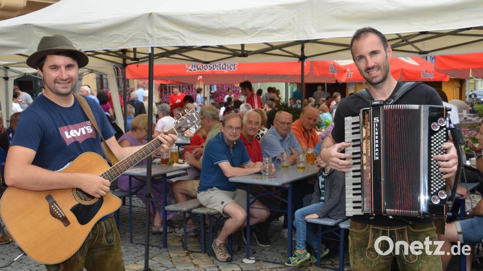 Die „Hohlweglauerer“ aus Etzenricht mit Patrick und Christian Beßenreuther unterhielten die Gäste zur Mittagszeit musikalisch Bild: dob