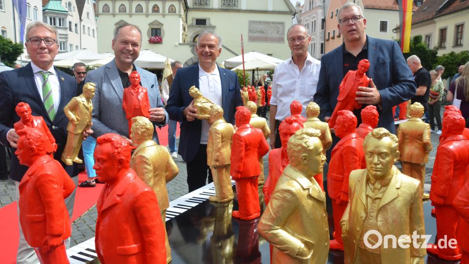 Die Installation "Unser Max" schafft ein beeindruckendes Bild vor dem Alten Rathaus in Weiden. Bild: Kunz