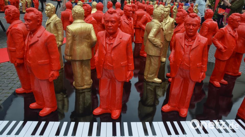 Die Installation "Unser Max" schafft ein beeindruckendes Bild vor dem Alten Rathaus in Weiden. Bild: Kunz