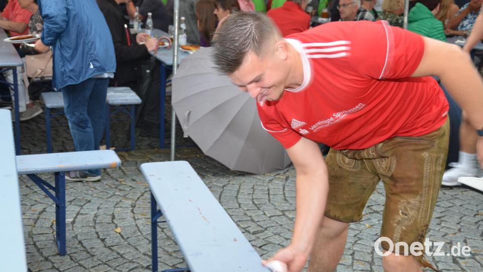 Flink huschten die Kicker durch die Reihen und trockneten die Bänke. Bild: dob