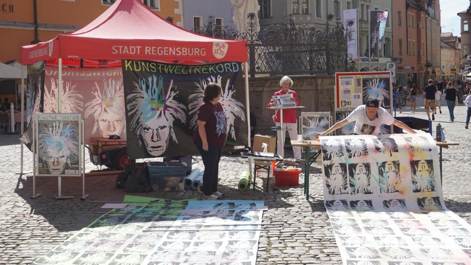 Weltrekord mit Warhol-Drucken in Regensburg. Bild: Claudia Erdenreich