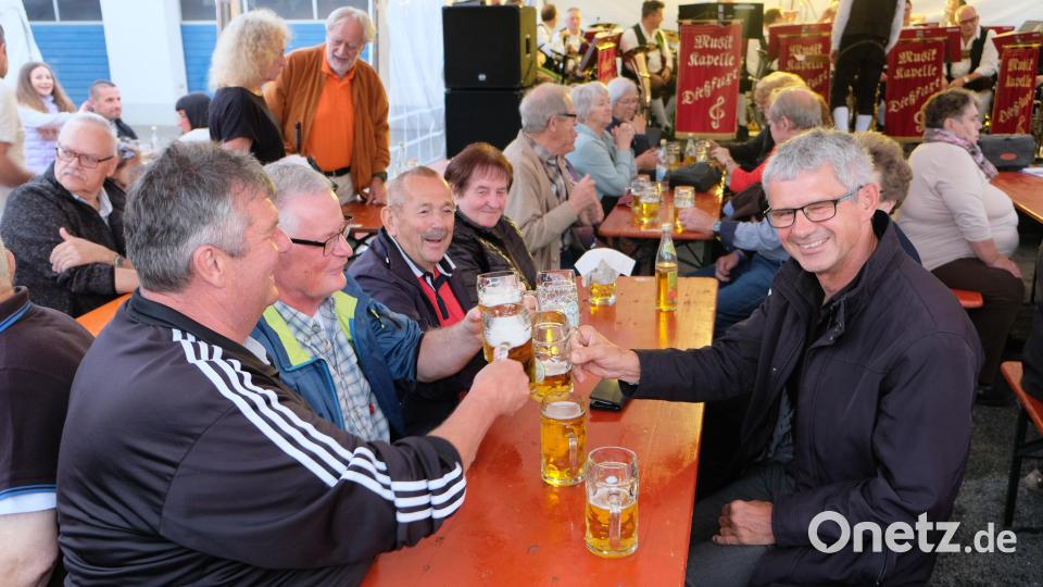Zünftig war&#039;s beim Sommernachtsfest der Feuerwehr Vorbach. Die Besucher genossen das Löschwasser in vollen Zügen Bild: do