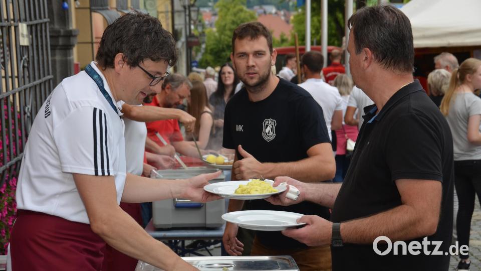 SpVgg-Chef Uli Münchmeier (links) ist stets an vorderster Front dabei. Bild: dob