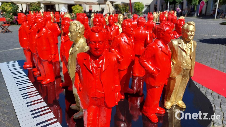 Die Installation "Unser Max" schafft ein beeindruckendes Bild vor dem Alten Rathaus in Weiden. Bild: Kunz