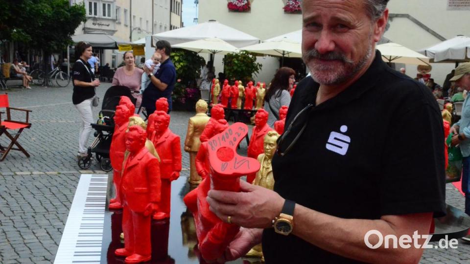 Die roten Figuren sind durchnummeriert und vom Künstler signiert. Bild: Kunz