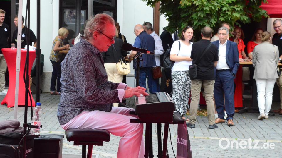 Die Kunstinstallation "Unser Max" wurde musikalisch von Helmut Nake begleitet. Bild: Kunz