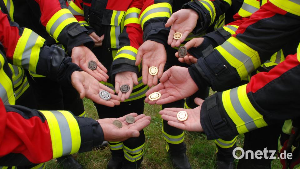 Gleich im Anschluss an die Prüfung wurden die entsprechenden Leistungsabzeichen überreicht und von der Truppe nicht ohne Stolz entgegengenommen. Bild: cvl