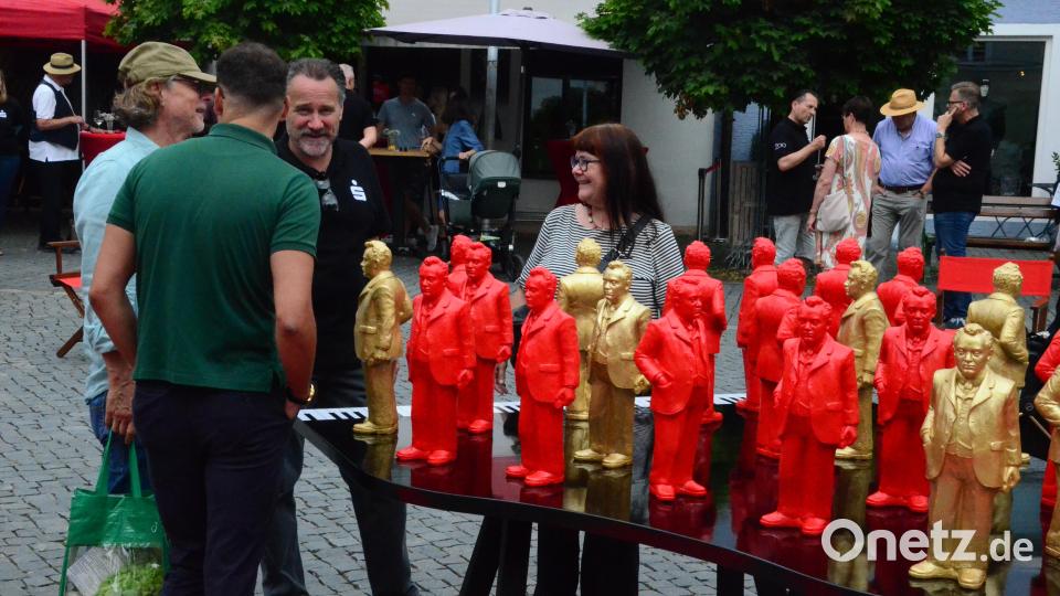 Die Installation "Unser Max" schafft ein beeindruckendes Bild vor dem Alten Rathaus in Weiden. Bild: Kunz