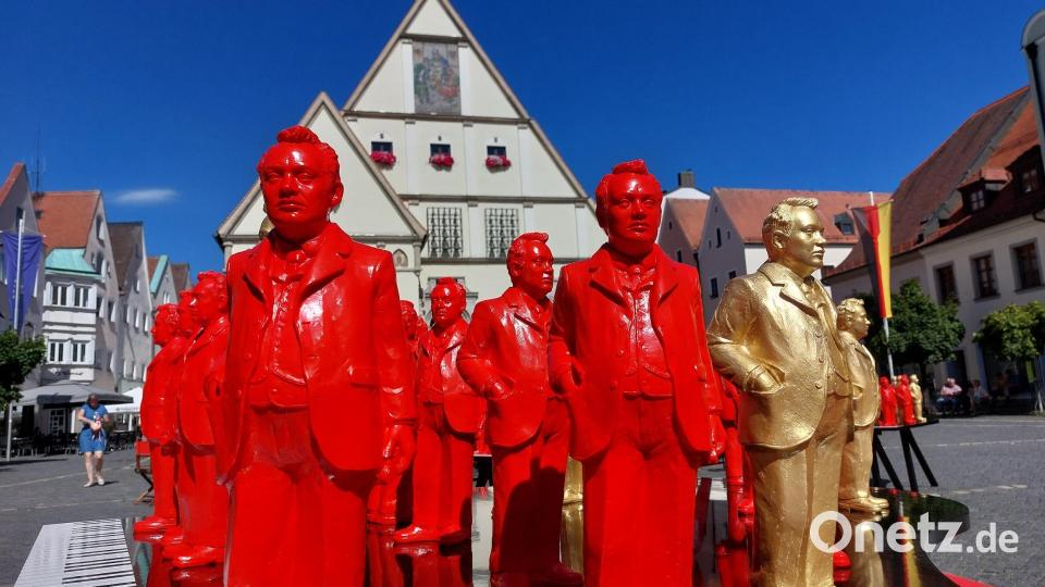Die Installation "Unser Max" schafft ein beeindruckendes Bild vor dem Alten Rathaus in Weiden. Bild: Kunz