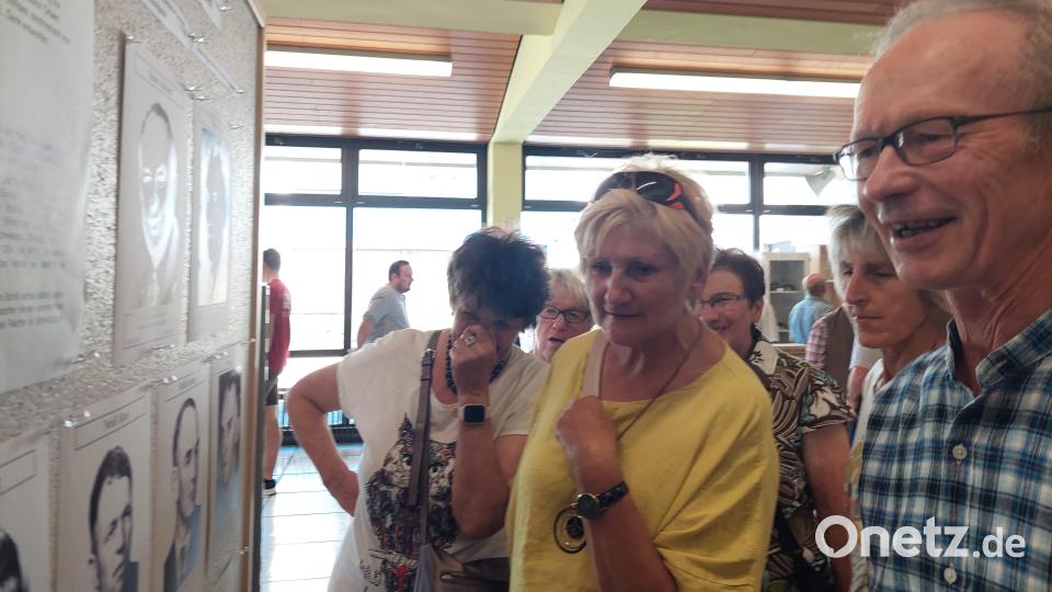 Die Schmidgadener erinnern sich beim Betrachten der Schautafeln an viele ihrer Vorfahren. Bild: jua