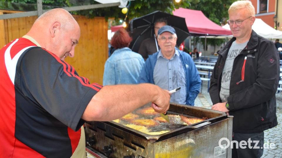 Obwohl das Fest zu diesem Zeitpunkt erst begann, brutzelte Manfred Karl von den &quot;Rot-Weiß&quot;-Keglern schon die ersten Dotsch für die Gäste. Bild: dob