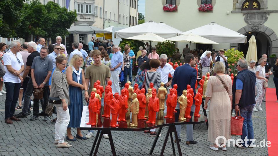 Die Installation "Unser Max" schafft ein beeindruckendes Bild vor dem Alten Rathaus in Weiden. Bild: Kunz