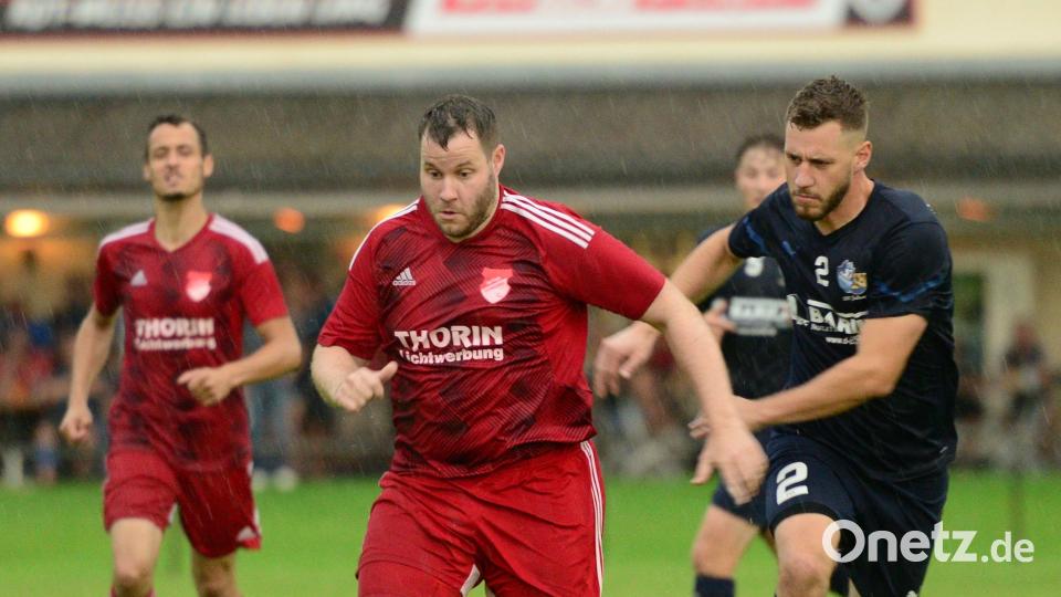 Bei strömendem Regen sorgte Spielertrainer Bastian Lobinger (vorne links) mit einem Doppelpack für den Heimsieg der SpVgg Pfreimd gegen den FV Vilseck. Bild: ham