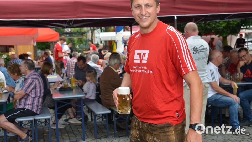 Normalerweise als Stürmer auf dem grünen Rasen unterwegs, bedient der Waldthurner Daniel Bergmann die Gäste. Bild: dob