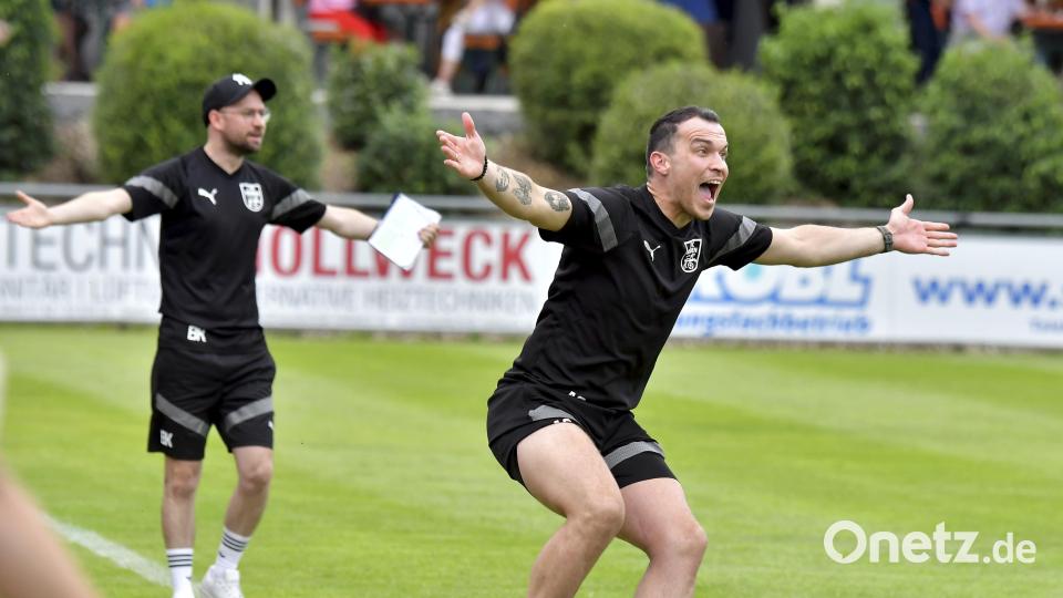 Albert Sejdiu (rechts), Trainer des 1. FC Rieden, fordert in dieser Szene vehement einen Strafstoß für seine Truppe im Spiel gegen die SpVgg SV Weiden II. Bild: Hubert Ziegler