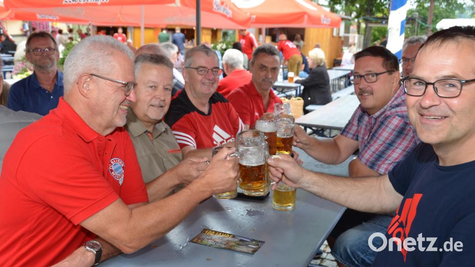 Obwohl der FC Bayern das Pokalspiel in der Allianz-Arena gegen Leipzig am Samstagabend verlor, konnten die FC-Bayern-Fanclub-Mitglieder beim Altstadtfest lächeln. Bild: dob