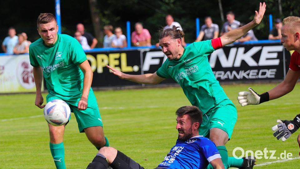 Stephan Herrmann (am Boden) war mit einem Treffer und einem Assist der Matchwinner für den SV Etzenricht im Duell mit dem FC Weiden-Ost (rechts Kapitän Benedikt Sichert). Bild: war