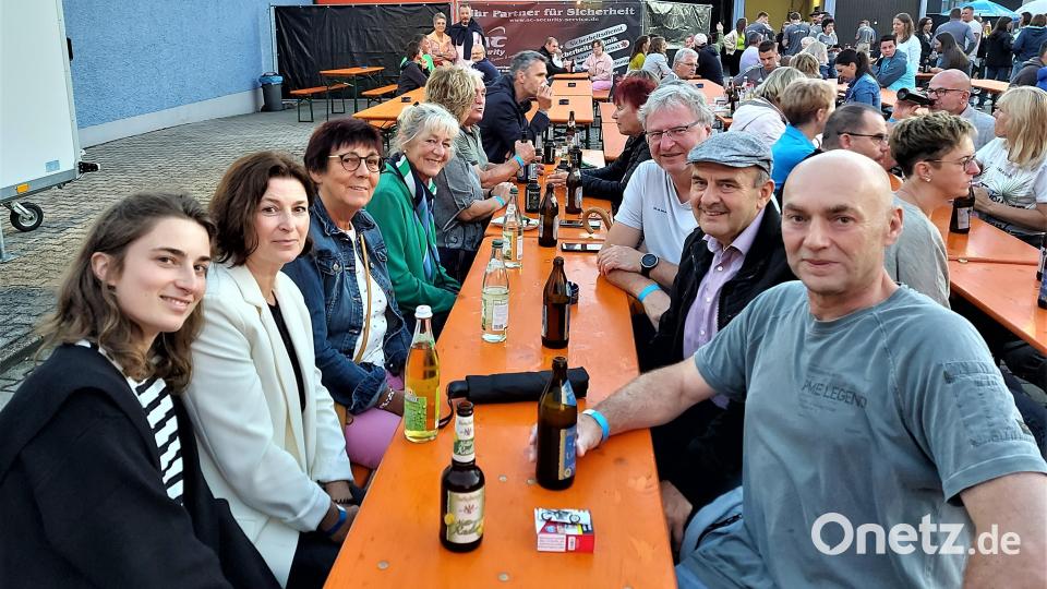 Allmählich füllten sich die Tischreihen auf dem Parkplatz des Getränkemarkts. Bild: lg