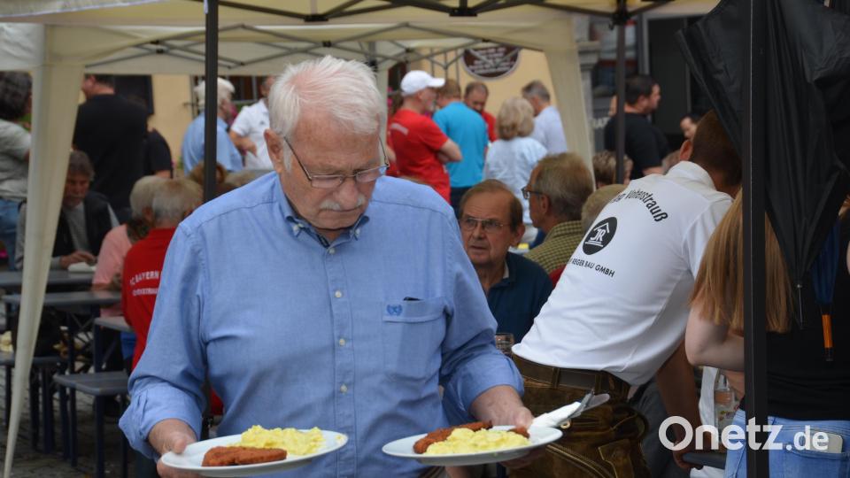 Stadtrat a. D. Erich Völkl lässt sich ebenfalls ein Mahl munden. Bild: dob