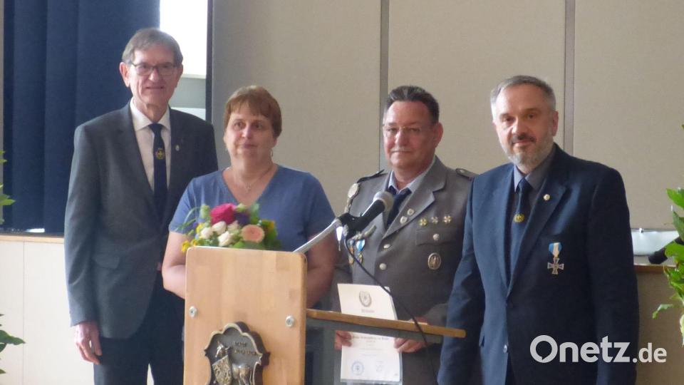 Der Michelfelder SRK-Vorsitzende Uwe Fischer (Zweiter von rechts) erhielt von BSB-Präsident Richard Drexl (links) und Thomas Semba vom Bezirksverband (rechts) das Große Verdienstkreuz des BSB überreicht. Für Ehefrau Elke gab es einen Blumenstrauß. Bild: Elena von der Grün